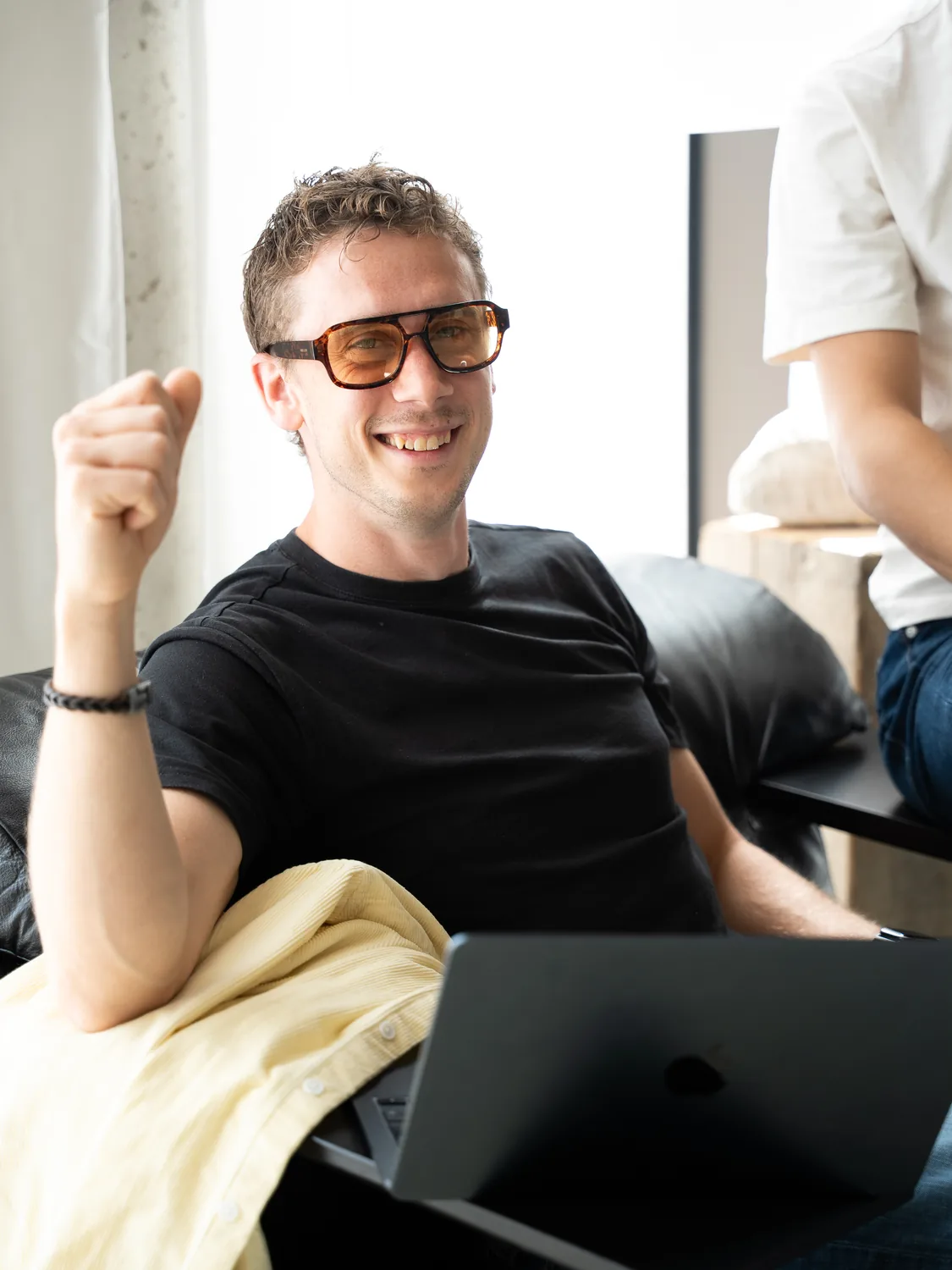Paul viert een resultaat achter de laptop