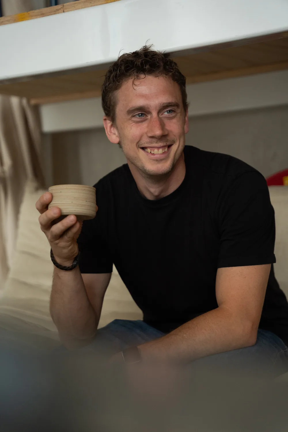 Paul Brock met een kop koffie