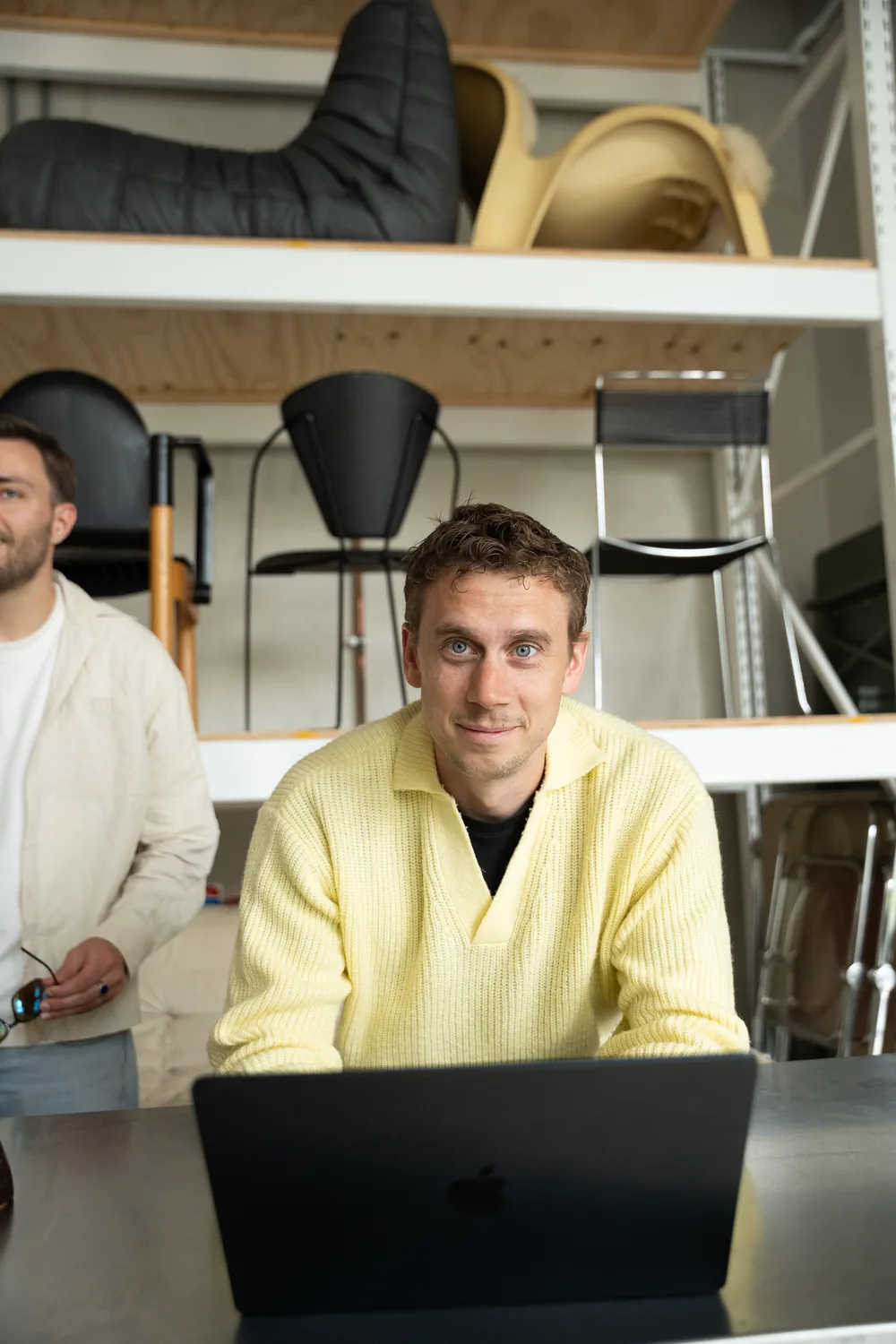 Paul werkt aan een project op de laptop